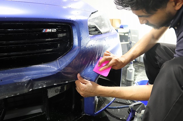 BMW M2プロテクションフィルム施工中