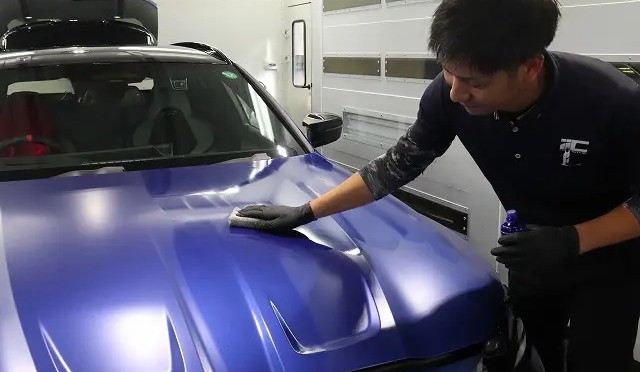 プロテクションフィルム施工後に上から専用コーティングを塗る様子