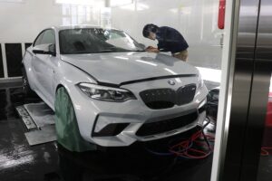 BMWM2にプロテクションフィルム 施工中