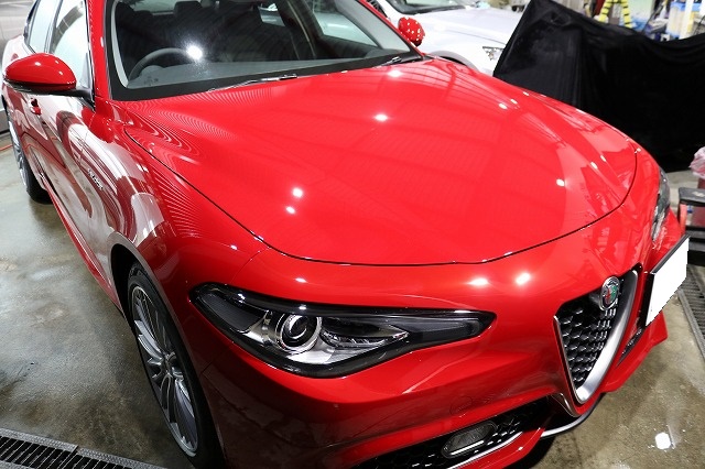 東京都大田区からお越しの新車アルファロメオジュリアに滑水性のガラスコート『エシュロンナノフィル』を施工させていただきました。