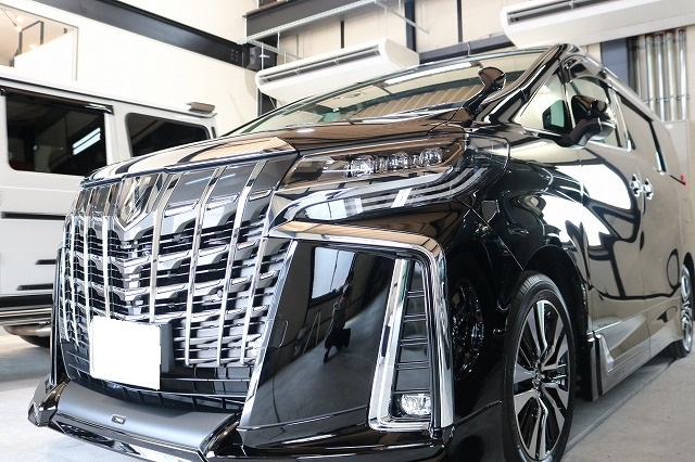 新車でご入庫！トヨタ・アルファードに超親水性コーティングを施工です。