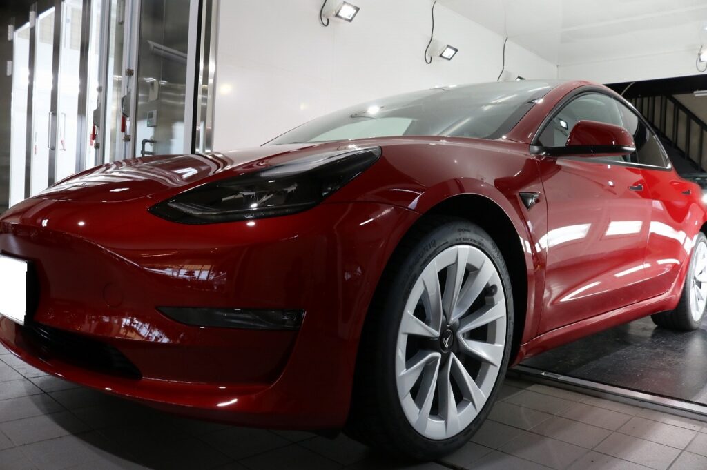 テスラモデル３にセラミック含有率40％の優れたカーコーティング施工　東京都より