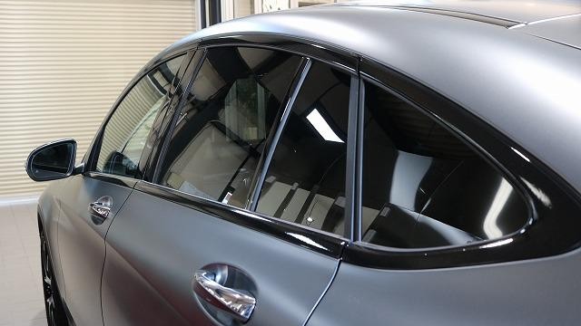 ベンツのメッキ部分に専用フィルムを貼ったイメージ