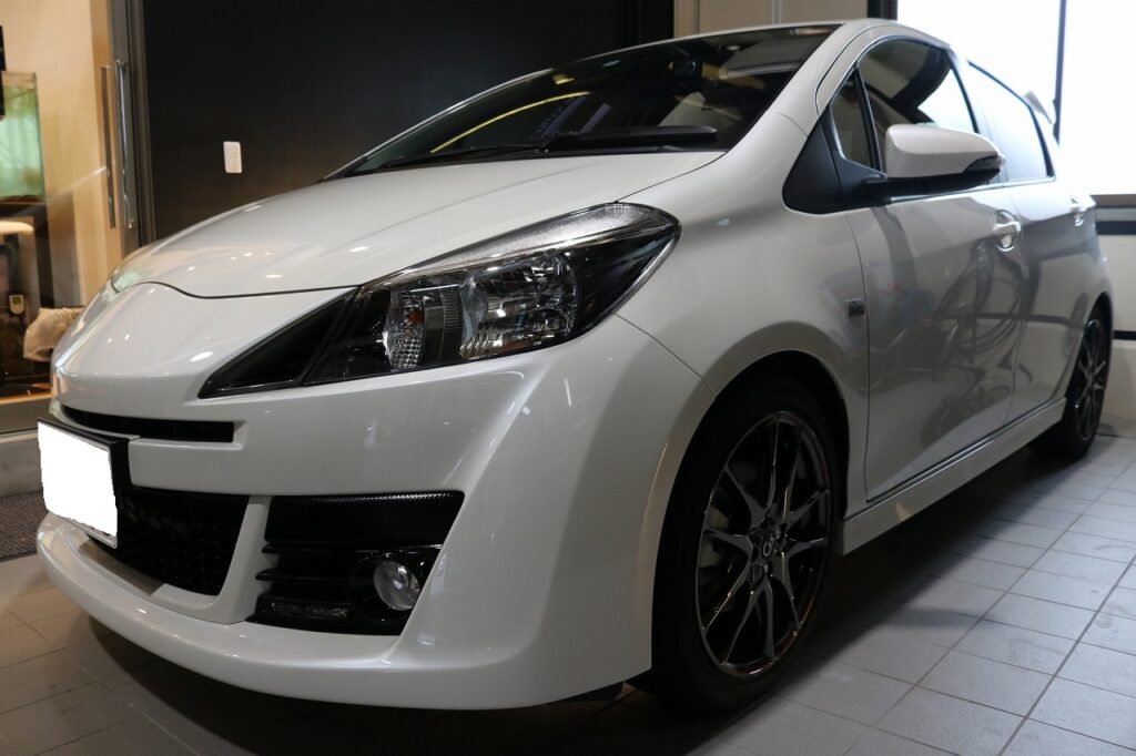 トヨタ ヴィッツGRに鏡面研磨し光沢を更に引き上げるカーコーティング施工　東京都より