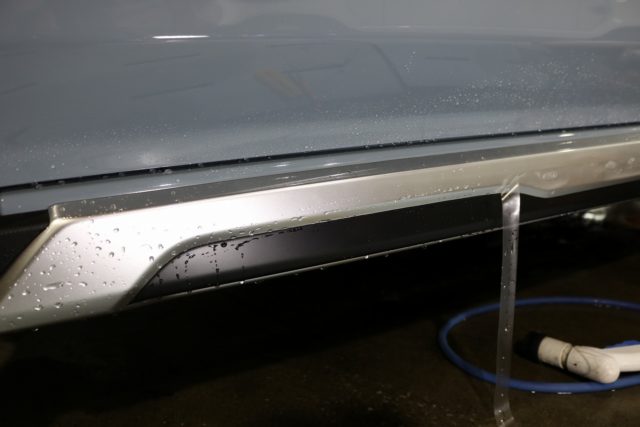 スバルXVのサイドステップにプロテクションフィルム施工中 - トータルカービューティIIC スバルXVのサイドステップにプロテクションフィルム施工中