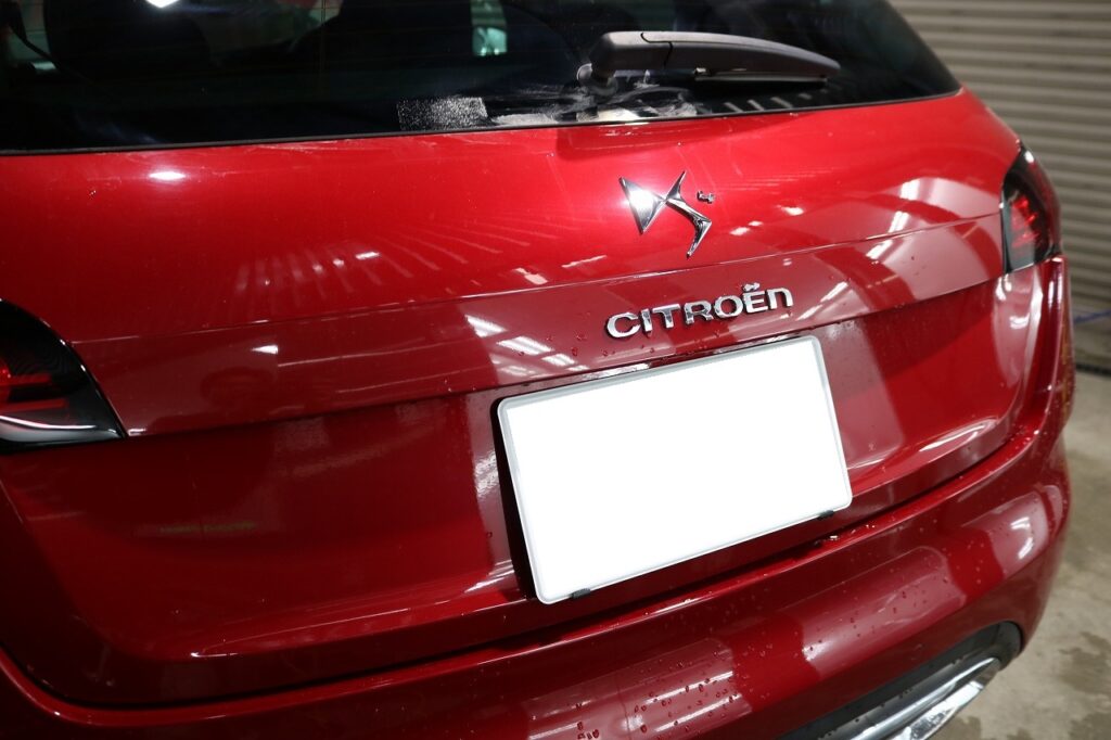 東京都世田谷区からお越しのシトロエンDS4に親水性のセラミックシールド5層コートを施工させていただきました。