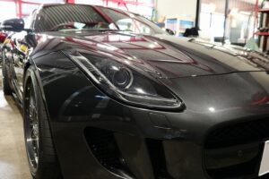 東京都からお越しのジャガーＦタイプにプロテクションフィルムをフロントセットで施工しました。