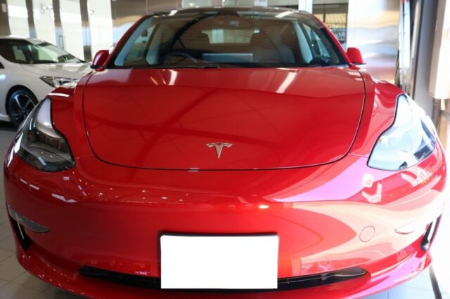 赤い車にカーコーティング！テスラモデル３に紫外線対策できるコーティングを施工させていただきました！東京都渋谷区より