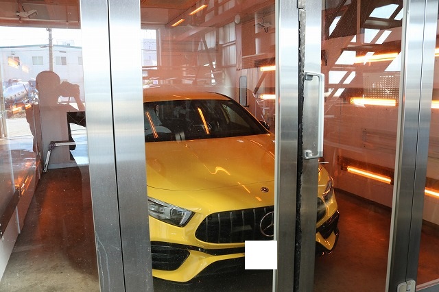 新車メルセデスAMG A45Sにコーティング施工後の遠赤外線照射中！