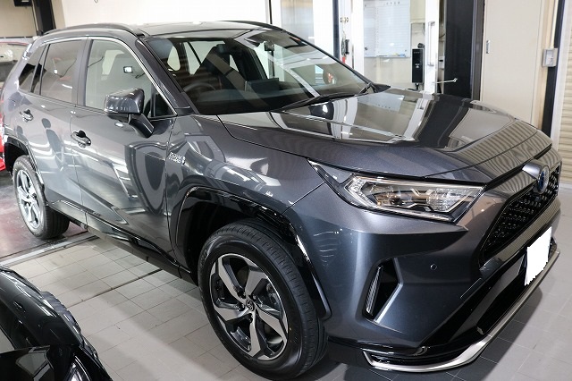 トヨタRAV4にキズを自己修復するセラミックコーティング施工です♪東京都港区よりご来店