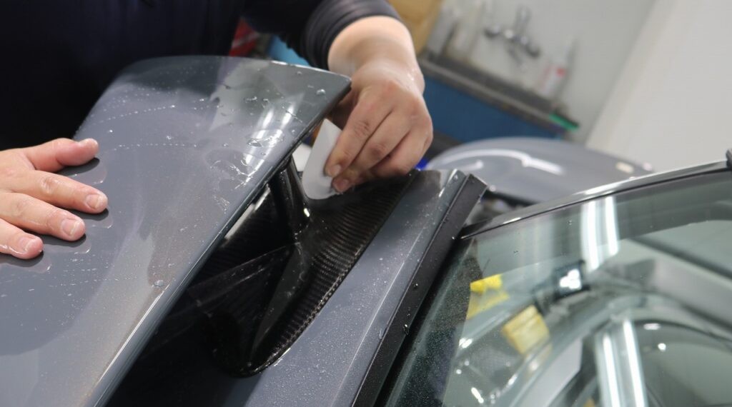 こまかい曲線に沿ってフィルムを貼っている様子