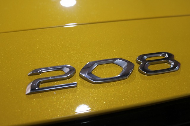 プジョー208GTラインにプロテクションフィルム施工後のロゴ周り