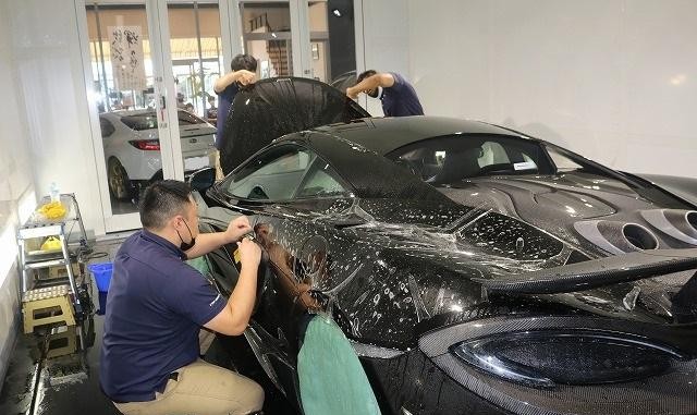 マクラーレン600LTにプロテクションフィルムを貼る様子