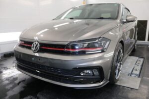 フォルクスワーゲンPoloのプロテクションフィルム施工中