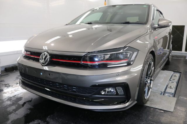 フォルクスワーゲンPoloのプロテクションフィルム施工中