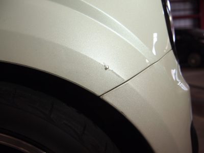P3191183-400x300 - トータルカービューティIIC 走行中の飛来物により傷ついてしまった右側のフェンダー