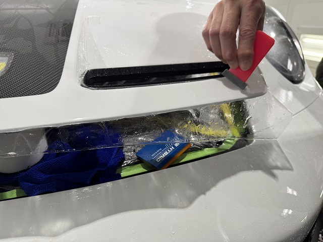 ポルシェ GT3 武蔵野市　プロテクションフィルム施工の様子