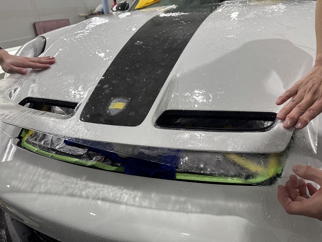 ポルシェ GT3 武蔵野市　プロテクションフィルム施工の様子　