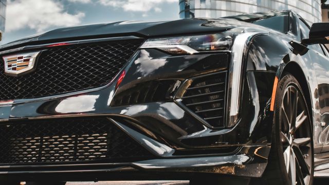 複雑なフロントグリルがかっこいいキャデラック・ATS