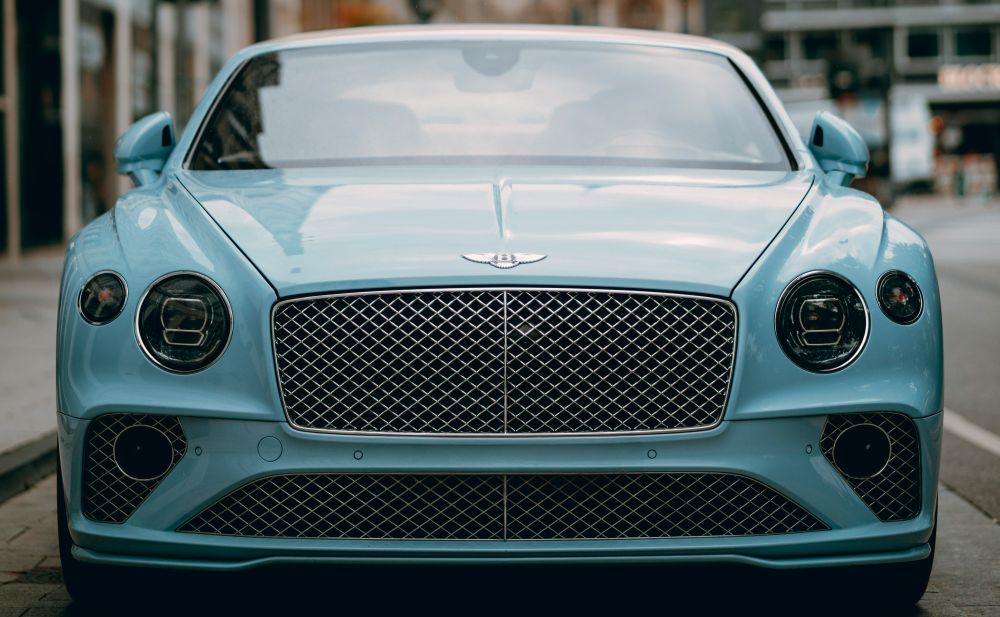 深い水色の美しいベントレー