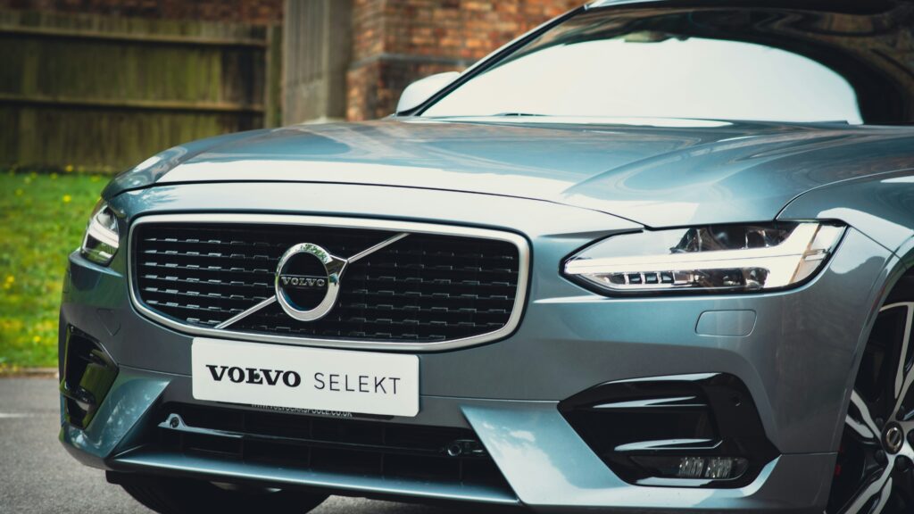 街中を走行する美しいボルボ