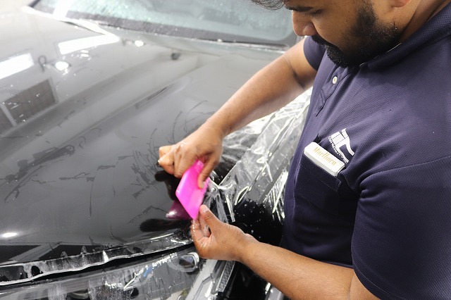 アウディQ7 プロテクションフィルム施工中