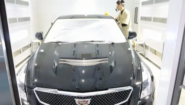 専用ルームでキャデラックに施工を行う様子