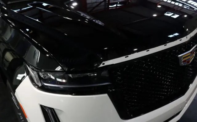 フロント部分にプロテクションフィルムを貼る様子