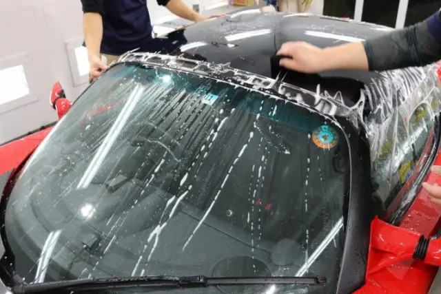 ルーフ部分にフィルムを貼っている様子