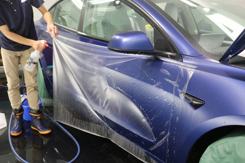 テスラモデル３にXPEL STEALTHフィルムを貼っている様子
