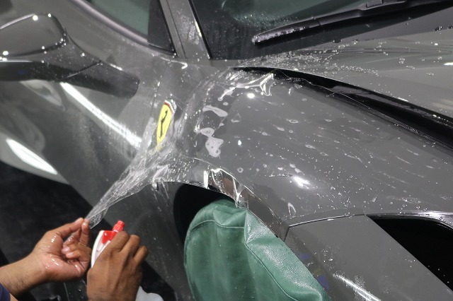 フェラーリF８トリブート プロテクションフィルム施工 液剤塗布写真