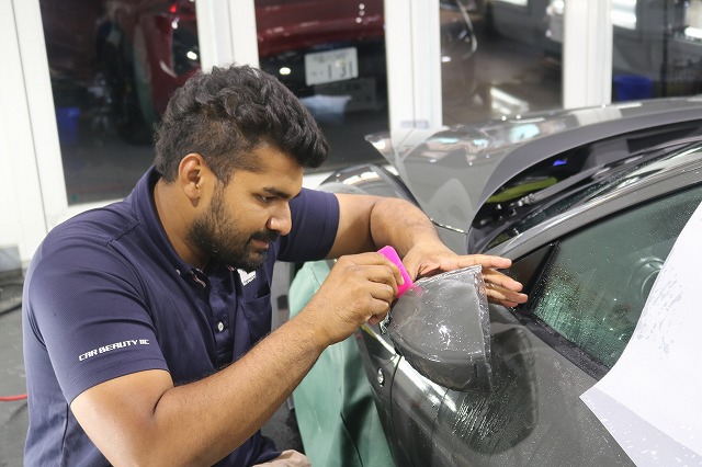 フェラーリF８トリブート プロテクションフィルム施工 液剤塗布写真2