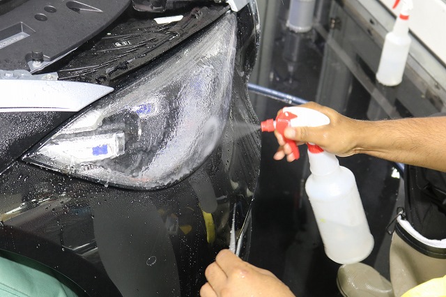 ベンツ マイバッハ プロテクションフィルム液剤塗布中 - トータルカービューティIIC ベンツ マイバッハ プロテクションフィルム液剤塗布中