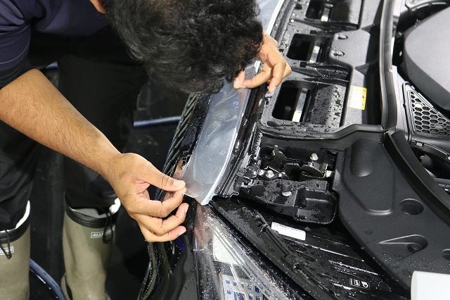 ベンツ マイバッハ プロテクションフィルム貼り付け中2 - トータルカービューティIIC ベンツ マイバッハ プロテクションフィルム貼り付け中2