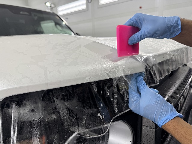 ボンネット 1 - トータルカービューティIIC トヨタ ランドクルーザープラド 千葉市 プロテクションフィルム施工中