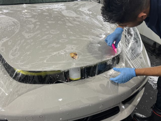 ポルシェ 718ボクスター　野田市　プロテクションフィルム施工中の様子