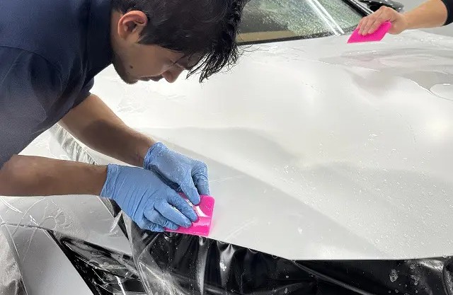 LC500のボンネット部分にマットプロテクションフィルムを貼っている様子