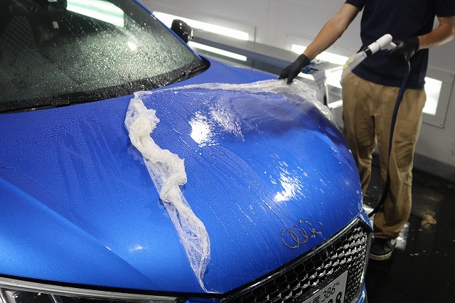 ボンネット部のプロテクションフィルムを貼り換え施工中1 - トータルカービューティIIC ボンネット部のプロテクションフィルムを貼り換え施工中1