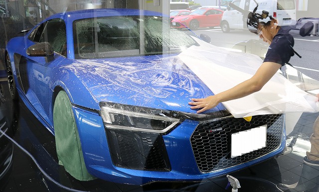 ボンネット部のプロテクションフィルムを貼り換え施工中2 - トータルカービューティIIC ボンネット部のプロテクションフィルムを貼り換え施工中2