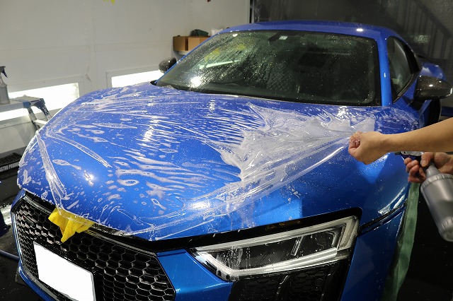 ボンネット部のプロテクションフィルムを貼り換え施工中3 - トータルカービューティIIC ボンネット部のプロテクションフィルムを貼り換え施工中3