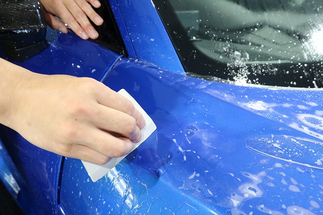 ボンネット部のプロテクションフィルムを貼り換え施工中5 - トータルカービューティIIC ボンネット部のプロテクションフィルムを貼り換え施工中5