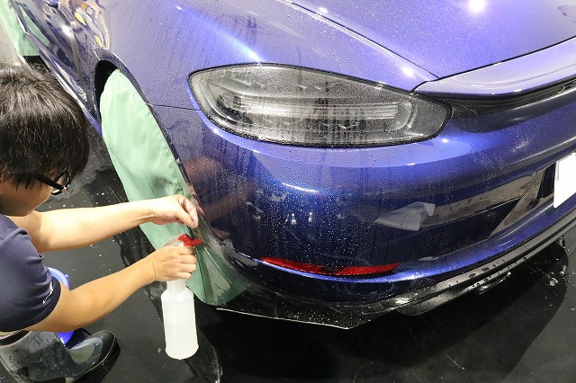 ポルシェ718ボクスターGTS プロテクションフィルム施工 液剤塗布中1