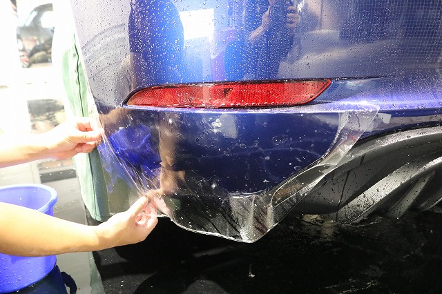 ポルシェ718ボクスターGTS プロテクションフィルム施工 液剤塗布中2