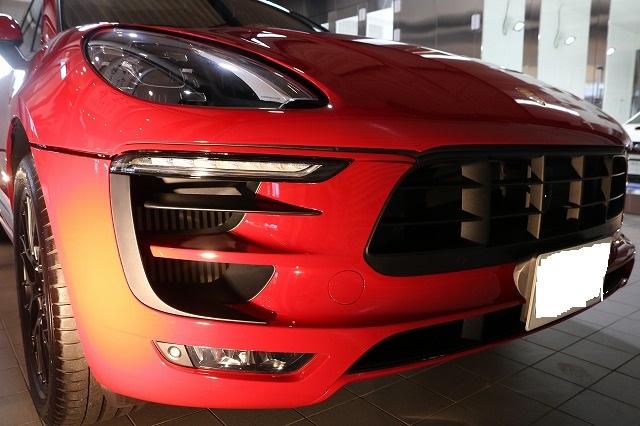 ポルシェマカンのボンネットにプロテクションフィルムを施工 完了