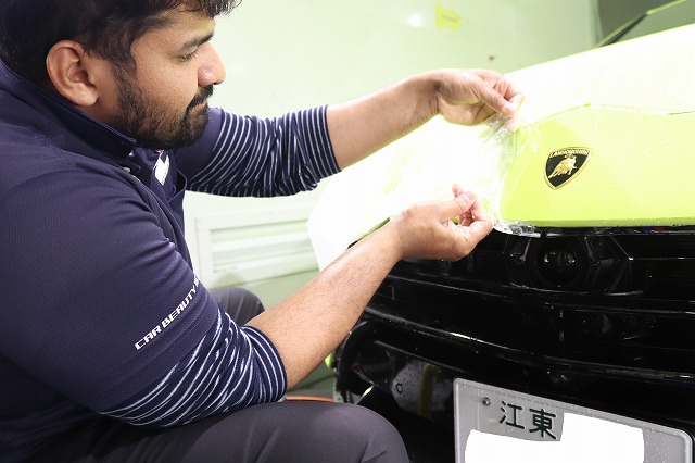 ランボルギーニ ウルス ペルフォルマンテ プロテクションフィルム施工中
