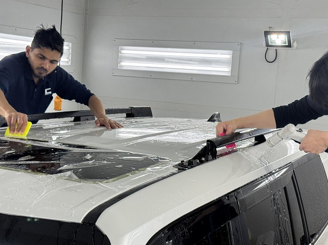 - トータルカービューティIIC トヨタ ランドクルーザープラド 千葉市 プロテクションフィルム施工中