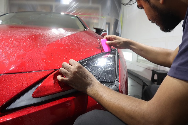 レクサスLCコンバーチブル プロテクションフィルム施工中