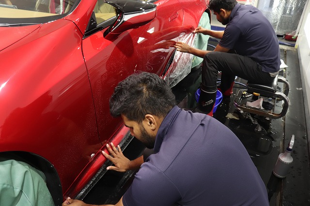 レクサスLCコンバーチブル プロテクションフィルム施工中2