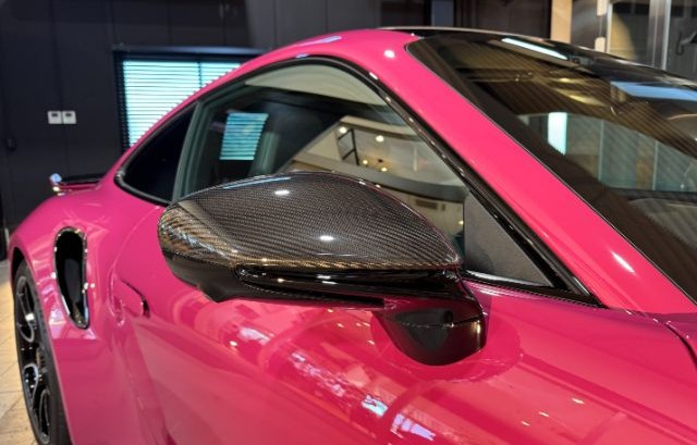 ポルシェ・911ターボSのミラーにカーボン調フィルムを貼ったあとの仕上がり