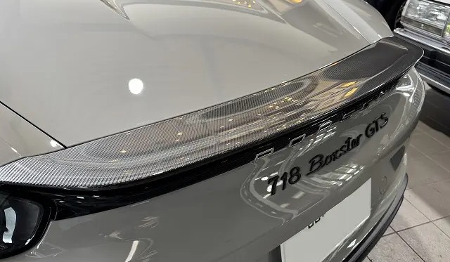 スポイラー部分にグロスカーボンフィルムを貼った後の写真